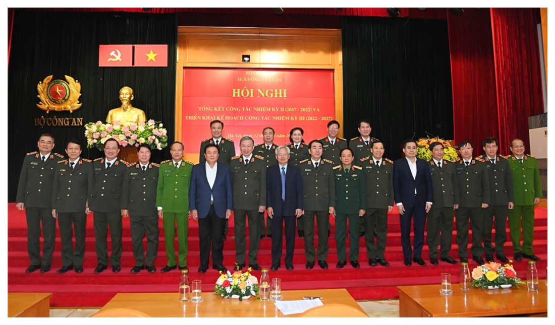 Tiếp tục nghiên cứu, phát triển lý luận về an ninh, nghệ thuật bảo vệ an ninh quốc gia, an ninh xã hội trong tình hình mới