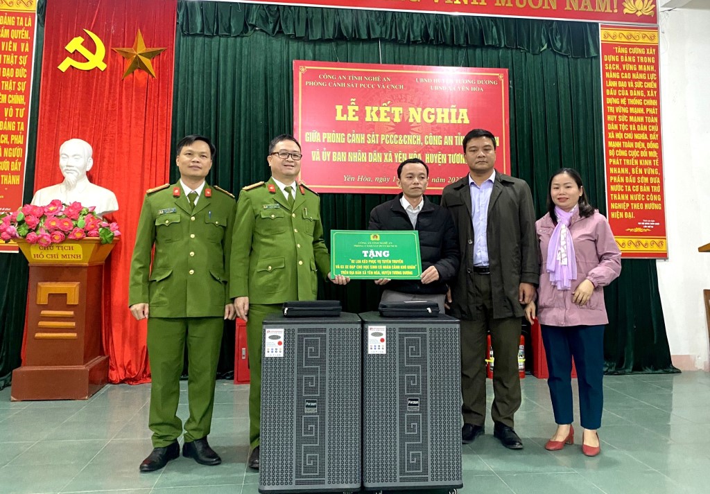 Trao tặng 02 loa kéo phục vụ công tác tuyên truyền