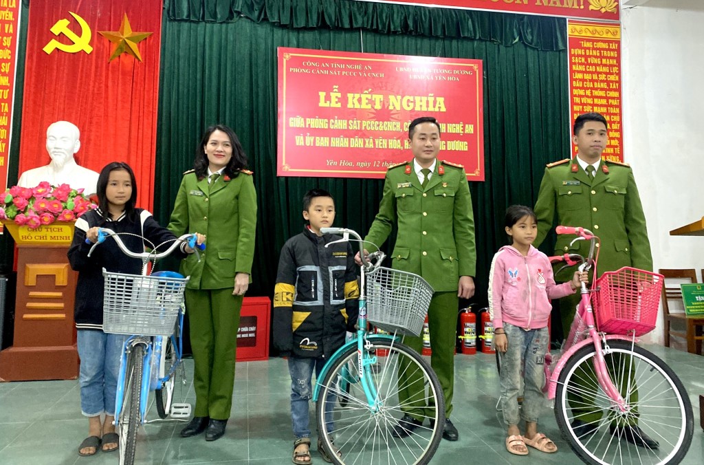 Đoàn Thanh niên, Hội Phụ nữ, Công đoàn Phòng Cảnh sát PCCC&CNCH trao xe đạp tặng học sinh có hoàn cảnh khó khăn vươn lên học tập tốt