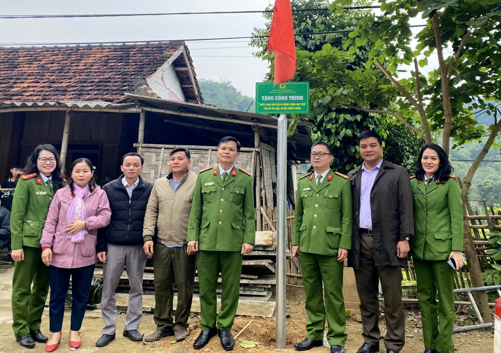 Trao hệ thống chiếu sáng gồm 12 đèn cao áp năng lượng mặt trời tặng người dân tại xã Yên Hòa