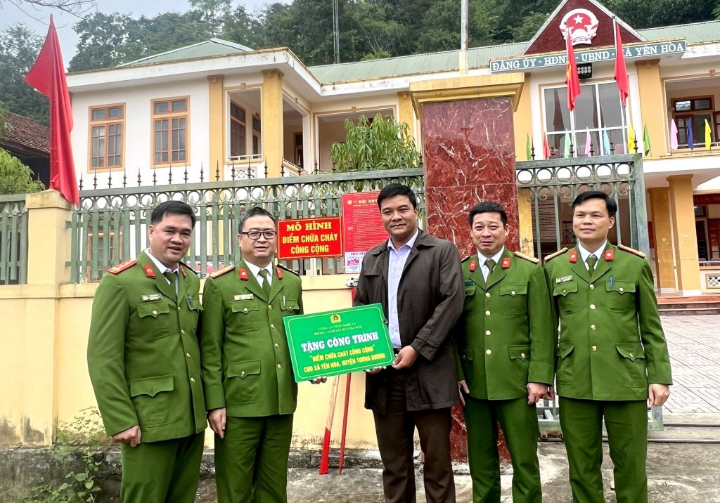 Xây dựng 02 “Điểm chữa cháy công cộng” gồm 10 bình chữa cháy xách tay, 02 bộ dụng vụ phá dỡ và hộp đựng;