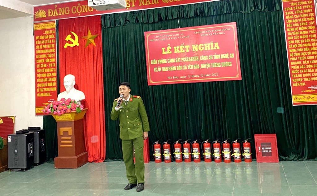 Song song với việc xây dựng Đề án “Xã biên giới sạch về ma túy”, Phòng Cảnh sát PCCC&CNCH tăng cường công tác tuyên truyền nghiệp vụ PCCC&CNCH cho cán bộ, nhân viên và người dân tại xã Yên Hòa. Qua đó đẩy mạnh ý thức nâng cao công tác PCCC trước, trong và sau Tết Nguyên đán Quý Mão 2023