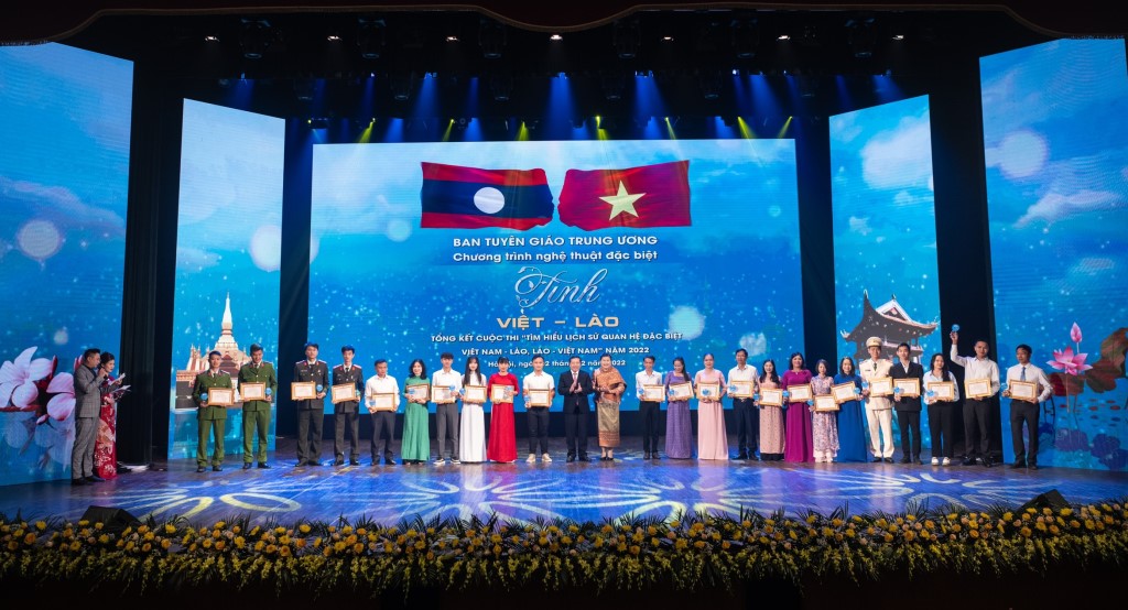 Phó Trưởng Ban Thường trực Ban Tuyên giáo Trung ương Lại Xuân Môn trao Giấy chứng nhận và Kỷ niệm chương cho các cá nhân đạt giải Ba