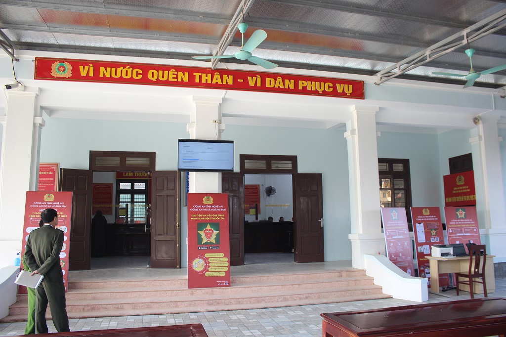 Các đại biểu tham quan Bộ phận một cửa Công an cấp huyện kiểu mẫu tại Công an thị xã Hoàng Mai