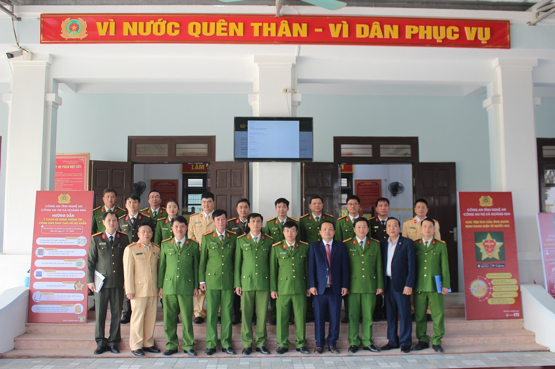 Các đại biểu chụp ảnh lưu niệm tại Bộ phận một cửa Công an thị xã Hoàng Mai
