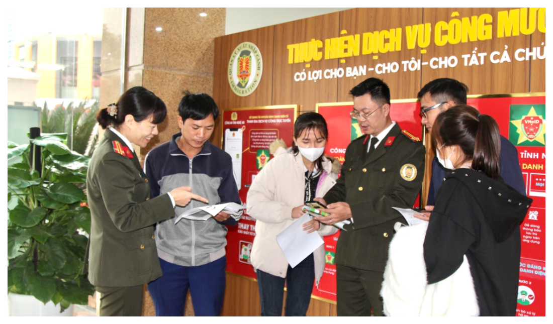 Ngày càng có nhiều người dân làm thủ tục hộ chiếu online