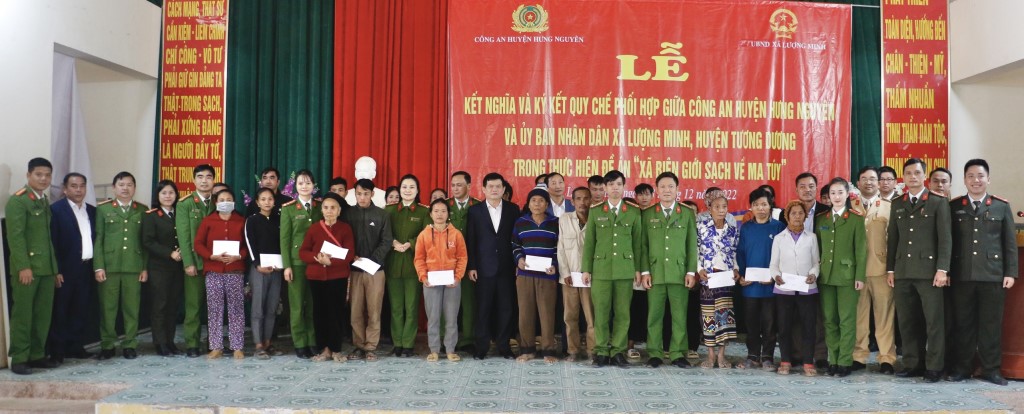 Đoàn công tác đã tiến hành trao quà đến người dân có hoàn cảnh khó khăn trên địa bàn