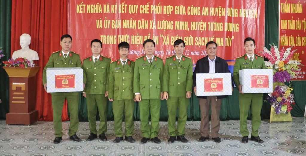 Trao quà tặng chính quyền và Công an xã Lượng Minh