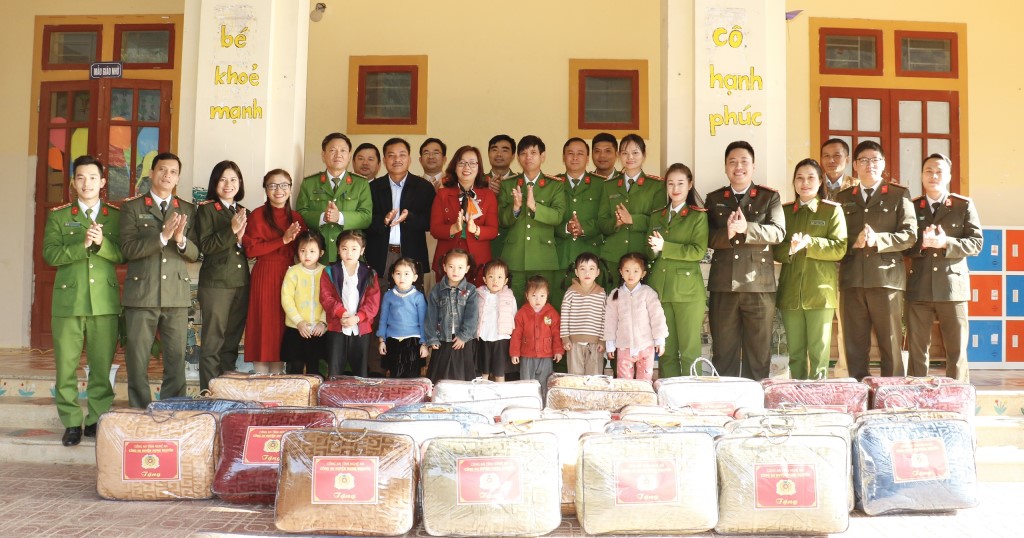 Đoàn công tác cũng đã đến thăm, động viên và trao quà tại Trường Mầm non xã Lượng Minh