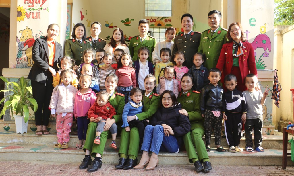 Chung vui cùng các em học sinh