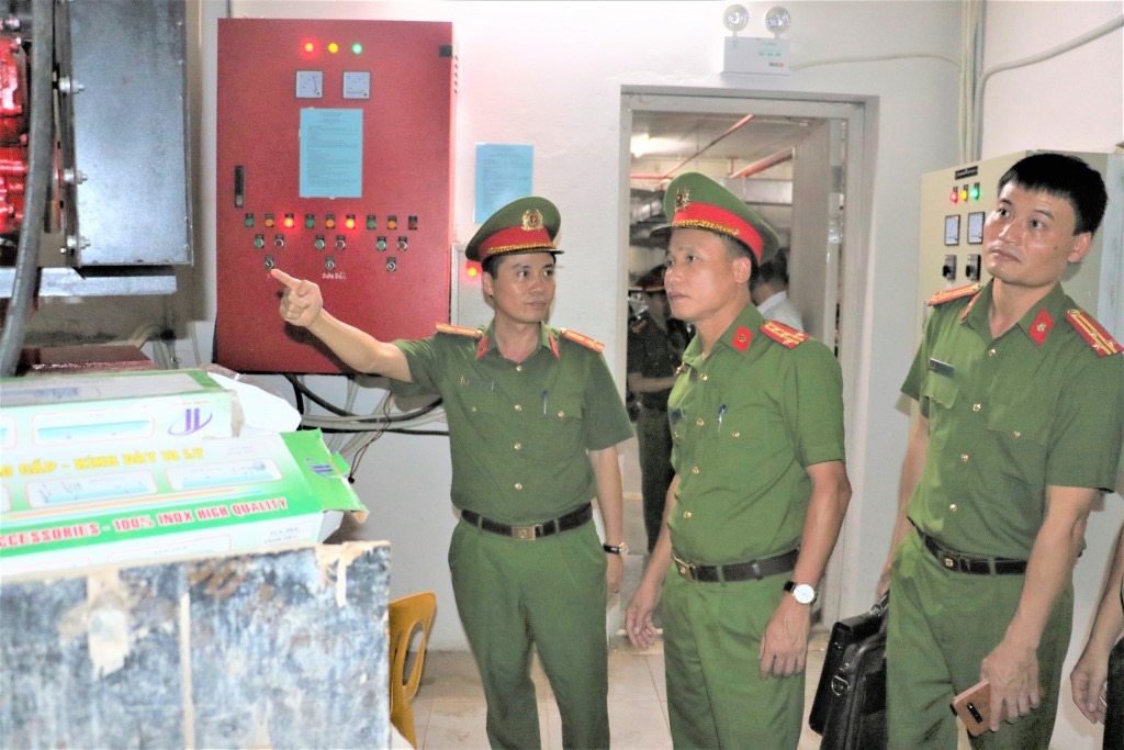 . Đoàn công tác do Đồng chí Phó Giám đốc phụ trách lĩnh vực kiểm tra đột xuất cơ sở kinh doanh karaoke trên địa bàn tỉnh