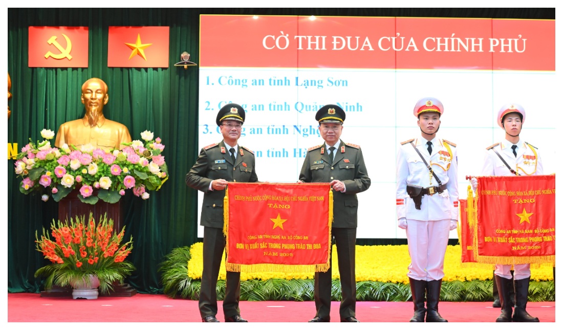Công an Nghệ An vinh dự được Chính phủ tặng Cờ thi đua xuất sắc trong phong trào thi đua 