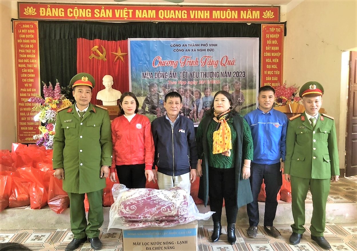 Công an xã Nghi Đức (thành phố Vinh) trao quà tặng chính quyền và Công an viên xã Tam Hợp