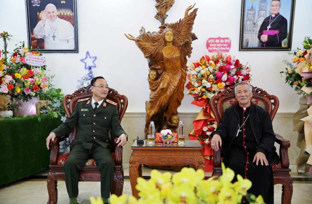 Đồng chí Thiếu tướng Phạm Thế Tùng, Giám đốc Công an tỉnh chúc mừng Giáng sinh 2022 và năm mới 2023 đến Giám mục Anphong Nguyễn Hữu Long cùng các giám mục, linh mục, tu sĩ và đồng bào Công giáo tỉnh nhà
