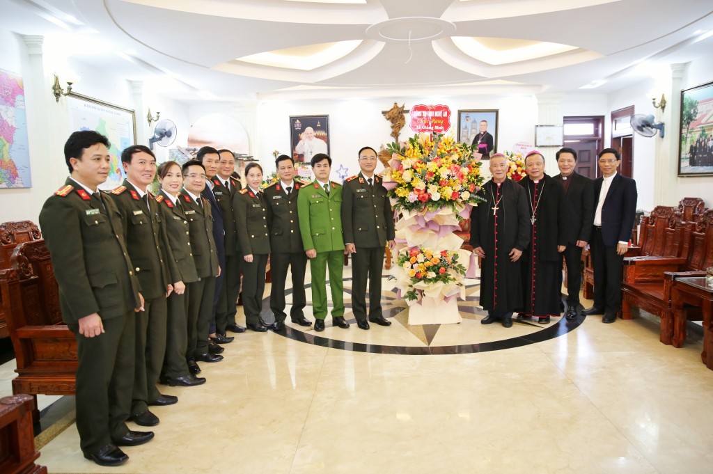 Công an tỉnh tặng hoa chúc mừng Giáng sinh 2022 tại Toà Giám mục Giáo phận Vinh