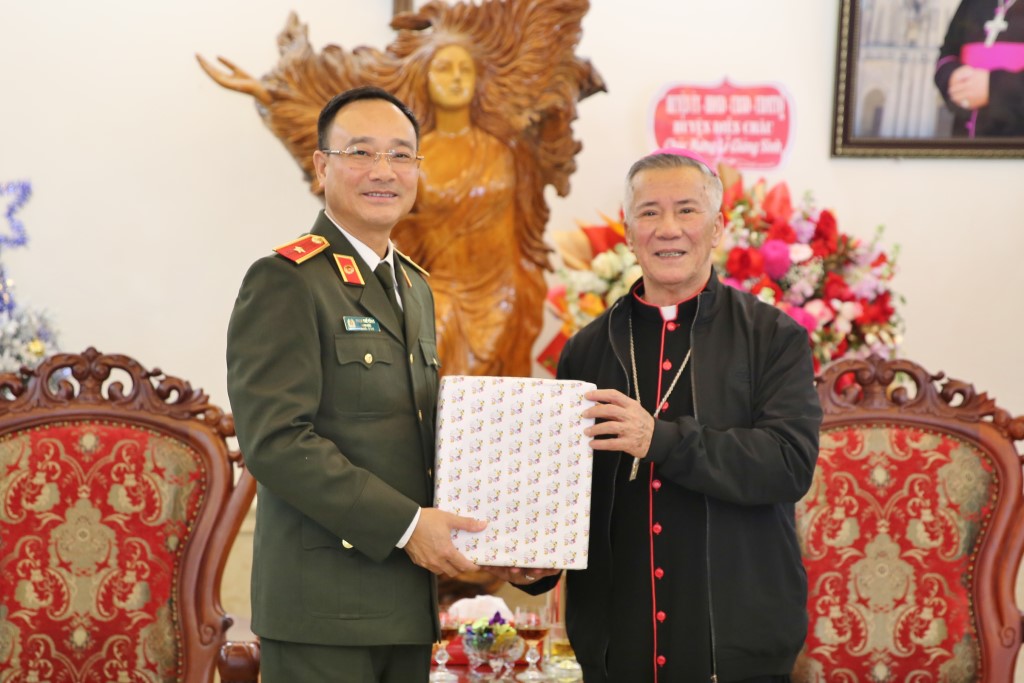 Giám mục Anphong Nguyễn Hữu Long - Giám mục chính toà Giáo phận Vinh tặng quà lưu niệm đến lãnh đạo Công an tỉnh Nghệ An