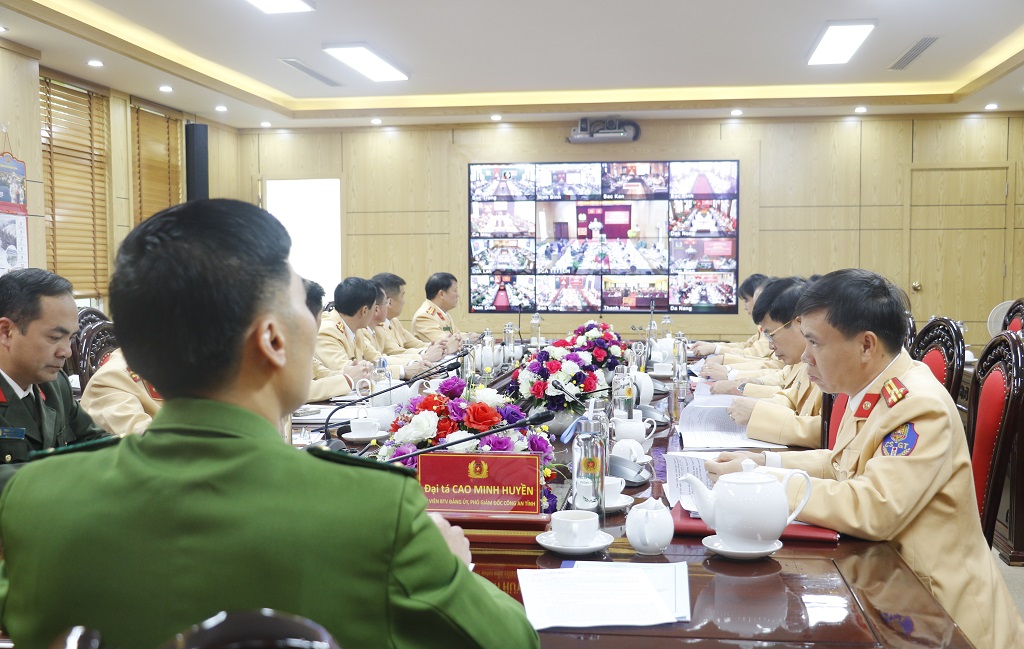 Hội nghị được tổ chức theo hình thức trực tuyến từ hội trường Bộ Công an đến 63 điểm cầu Công an các đơn vị, địa phương