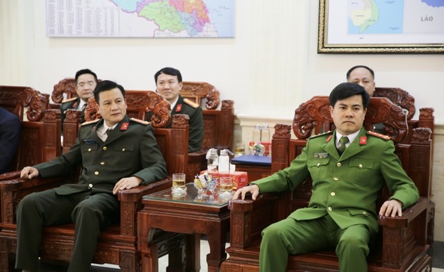 Đồng chí Đại tá Nguyễn Đức Hải, Phó Bí thư Đảng ủy, Phó Giám đốc Công an tỉnh và đại diện lãnh đạo các phòng nghiệp vụ Công an tỉnh đến chúc mừng Giáng sinh tại Tòa Giám mục Giáo phận Vinh