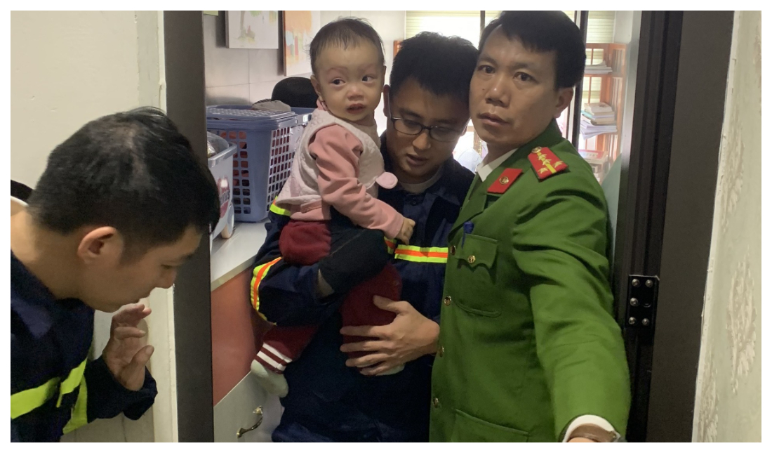Nhanh chóng giải cứu cháu bé bị mắc kẹt bên ngoài ban công