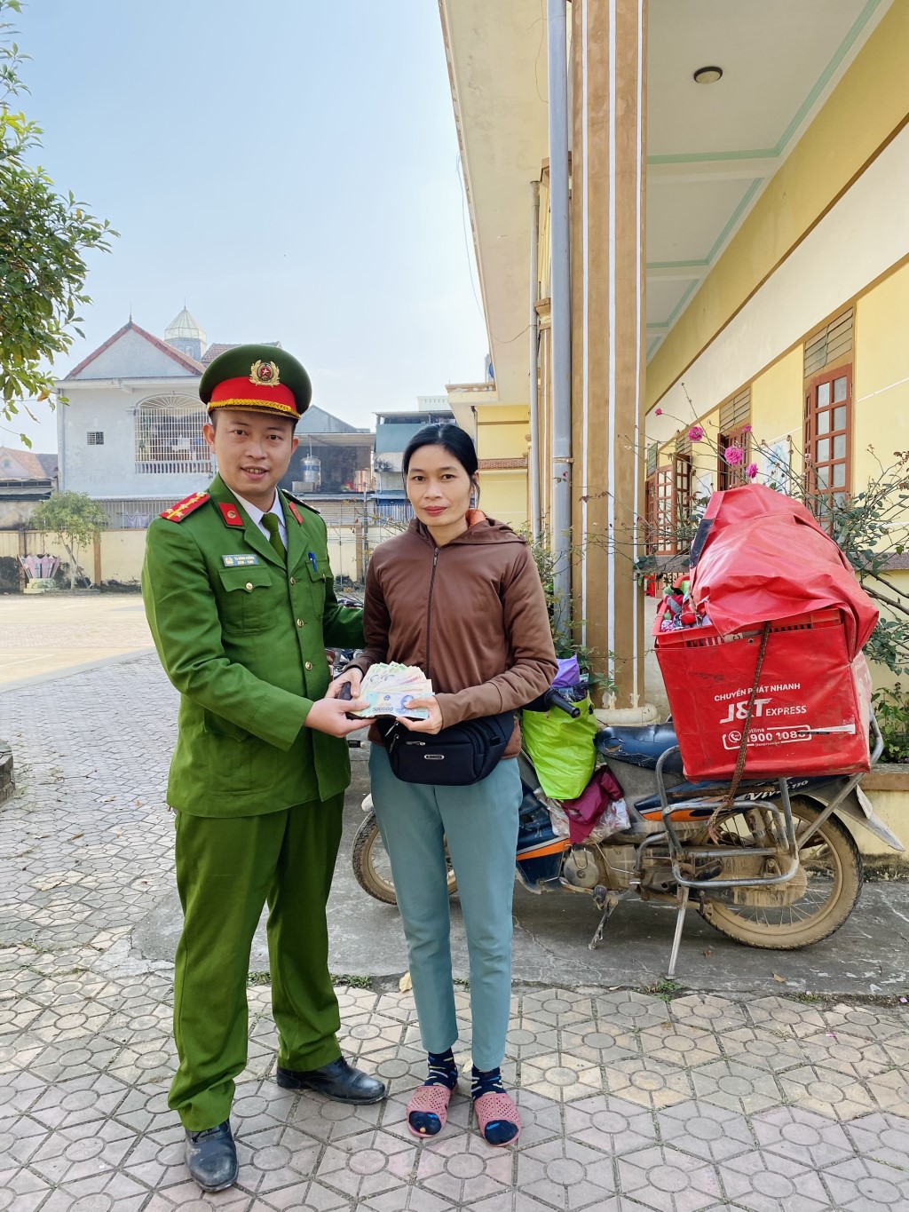 Công an thị trấn Tân Kỳ trao trả tài sản đánh rơi cho công dân