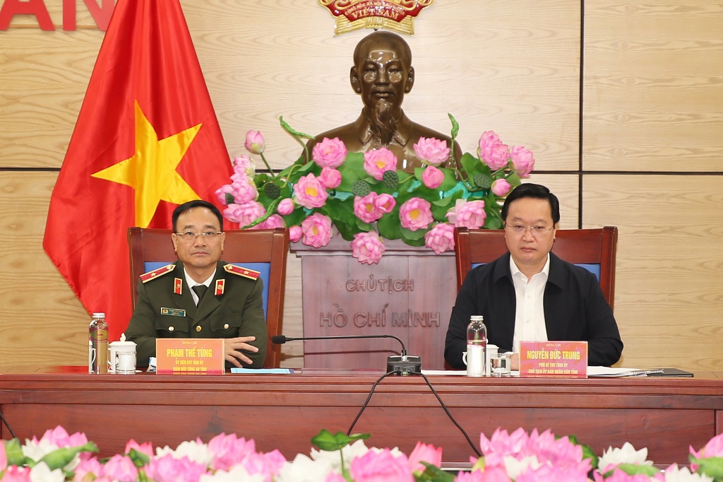 Đồng chí Nguyễn Đức Trung, Phó Bí thư Tỉnh ủy, Chủ tịch UBND tỉnh, Tổ trưởng Thường trực Tổ công tác Đề án 06 và đồng chí Thiếu tướng Phạm Thế Tùng, Ủy viên Ban Thường vụ Tỉnh ủy, Giám đốc Công an tỉnh Nghệ An, Tổ phó Thường trực Tổ công tác Đề án 06 chủ trì Hội nghị tại điểm cầu tỉnh Nghệ An