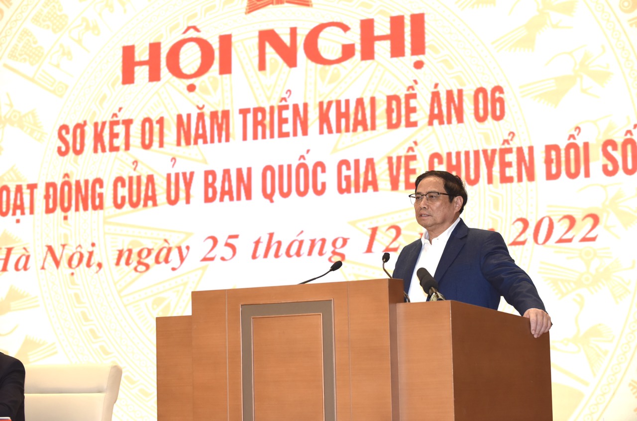 Thủ tướng nêu rõ năm 2023 dự báo thời cơ, thuận lợi và khó khăn, thách thức đan xen, nhưng khó khăn, thách thức nhiều hơn, lớn hơn. Nhiệm vụ chuyển đổi số quốc gia rất nặng nề, đòi hỏi chúng ta phải có quyết tâm cao, nỗ lực lớn, hành động quyết liệt, tập trung vào một số vấn đề trọng tâm