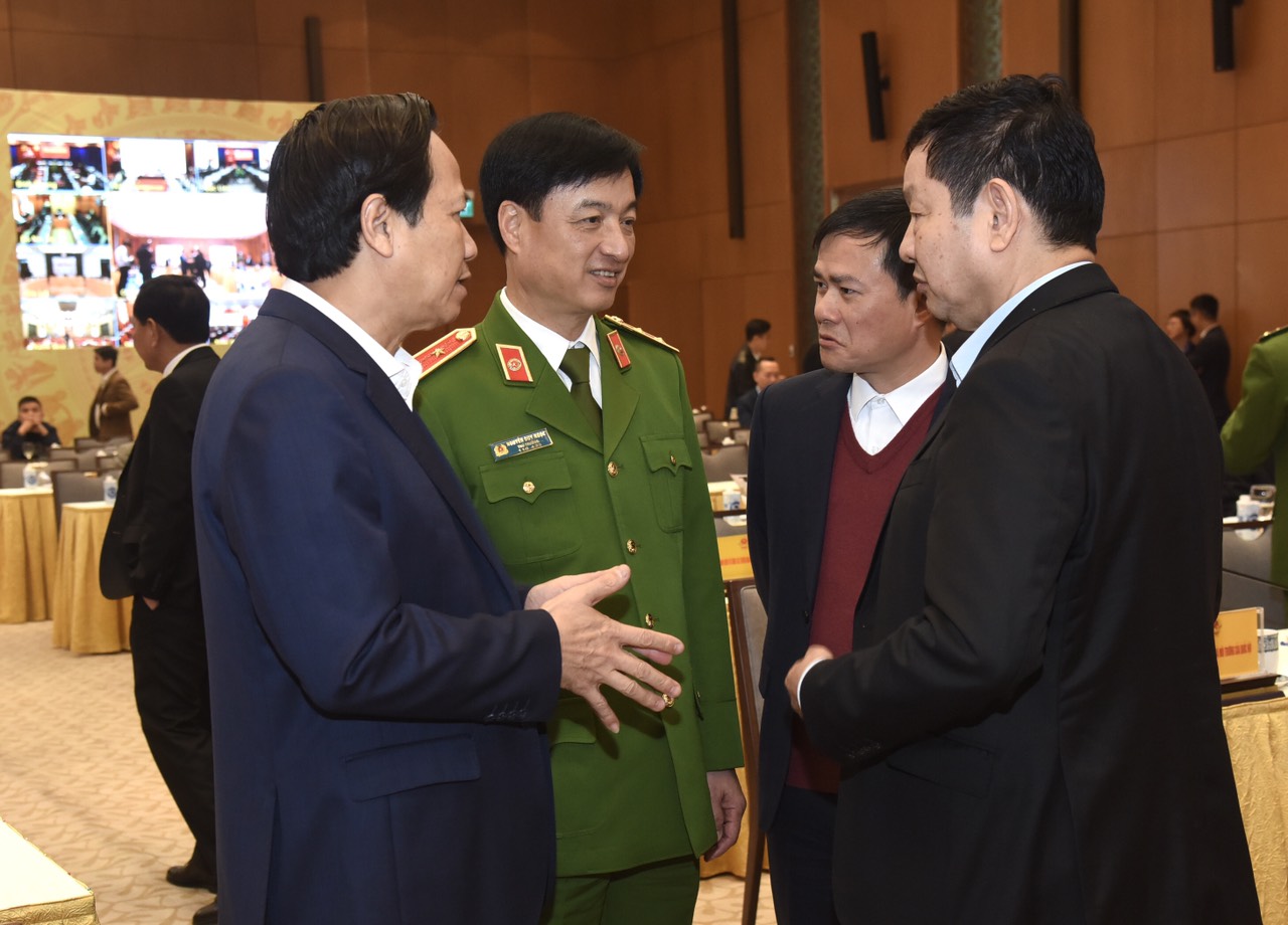 Các đại biểu trao đổi bên lề Hội nghị