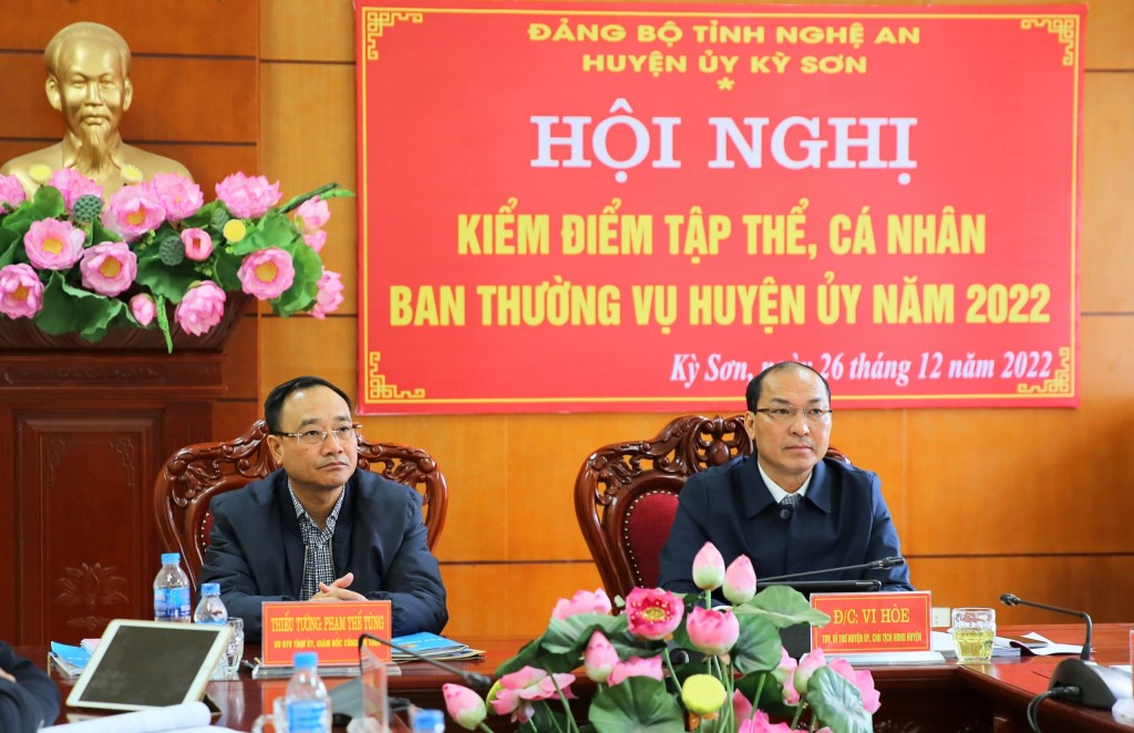 Đồng chí Thiếu tướng Phạm Thế Tùng, Ủy viên BTV Tỉnh ủy, Giám đốc Công an tỉnh; đồng chí Vi Hòe, Tỉnh ủy viên, Chủ tịch HĐND huyện tại Hội nghị