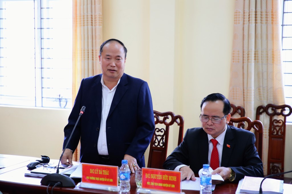 Đồng chí Lỳ Bá Thái, Phó Bí thư Thường trực Huyện ủy phát biểu tại Hội nghị