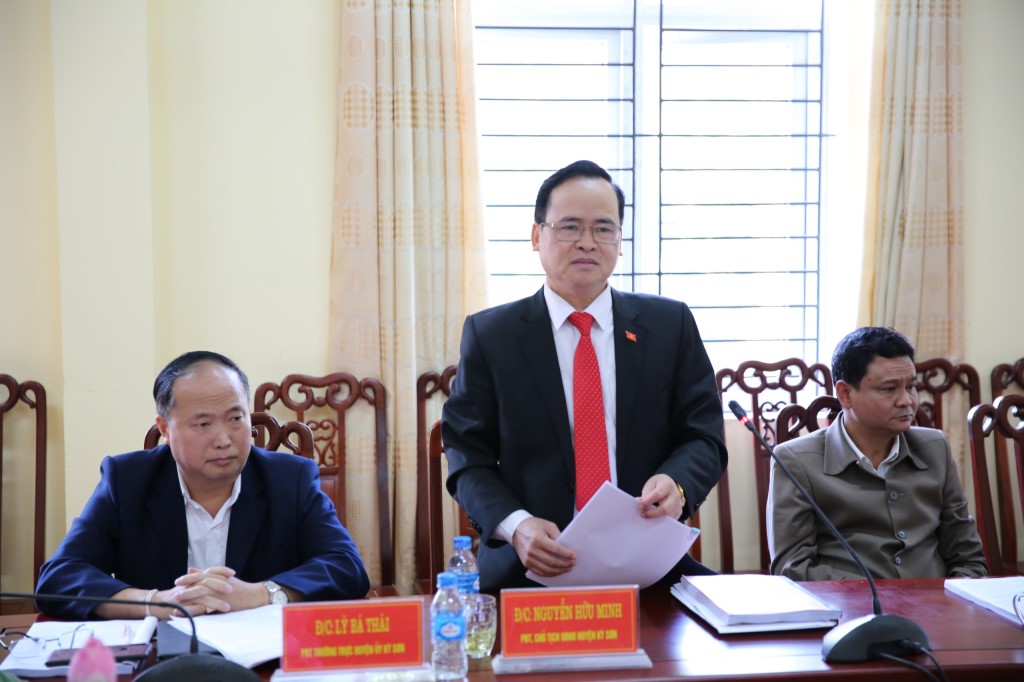 Đồng chí Nguyễn Hữu Minh, Phó Bí thư, Chủ tịch UBND huyện phát biểu tại hội nghị