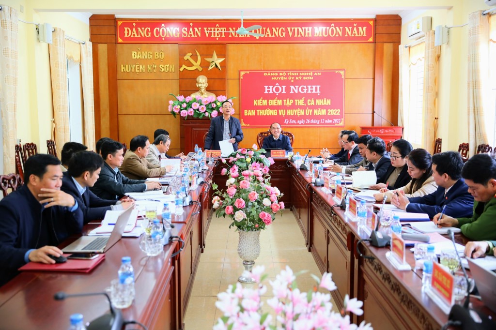 Đồng chí Thiếu tướng Phạm Thế Tùng, Ủy viên Ban Thường vụ Tỉnh ủy, Giám đốc Công an tỉnh, phụ trách Đảng bộ huyện Kỳ Sơn đánh giá cao sự chuẩn bị nghiêm túc, tiến hành kiểm điểm với tinh thần cầu thị của các đồng chí trong Ban Thường vụ Huyện ủy Kỳ Sơn