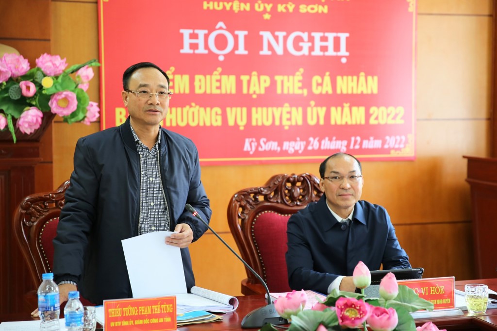 Đồng chí Thiếu tướng Phạm Thế Tùng đề nghị các đồng chí trong BTV Huyện ủy Kỳ Sơn đặc biệt quan tâm lãnh đạo, chỉ đạo xây dựng đảng, xây dựng hệ thống chính trị thật sự trong sạch, vững mạnh, xem đây là công tác trọng tâm, then chốt, thường xuyên