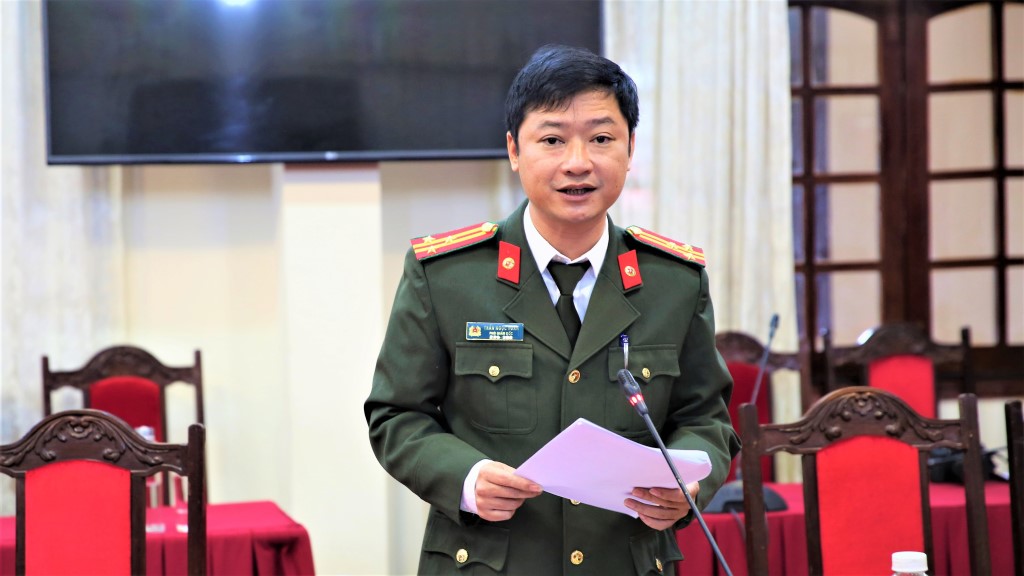Đồng chí Thượng tá Trần Ngọc Tuấn, Phó Giám đốc Công an tỉnh đã trình bày các nội dung liên quan đến việc triển khai thực hiện Nghị quyết số 12 của Bộ Chính trị và chủ trương của Bộ Công an về xây dựng xã, phường điển hình, kiểu mẫu về an ninh, trật tự