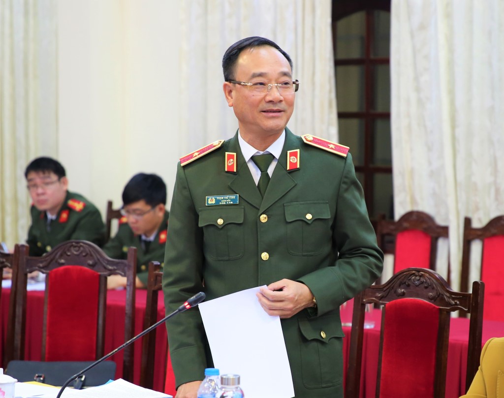 Đồng chí Thiếu tướng Phạm Thế Tùng phát biểu làm rõ hơn một số nội dung liên quan đến việc triển khai thực hiện Nghị quyết số 12 của Bộ Chính trị và chủ trương của Bộ Công an về xây dựng xã, phường điển hình, kiểu mẫu về an ninh, trật tự