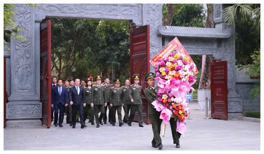 Thứ trưởng Bộ Công an Lương Tam Quang dâng hoa, dâng hương tưởng niệm Chủ tịch Hồ Chí Minh