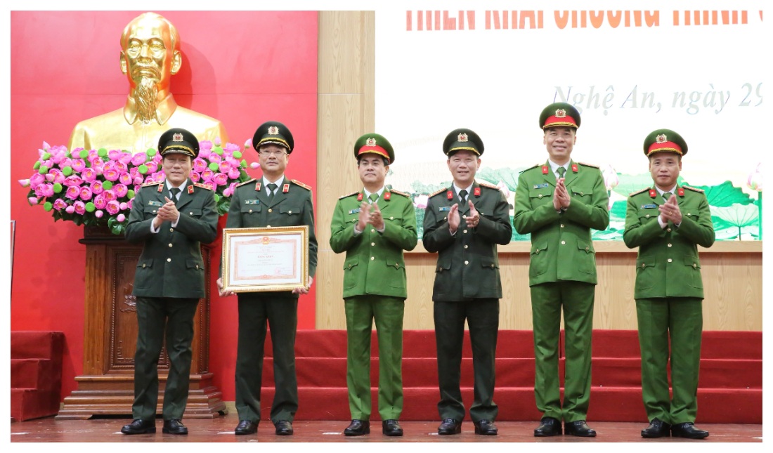 Khen thưởng các tập thể, cá nhân có thành tích xuất sắc trong công tác, chiến đấu
