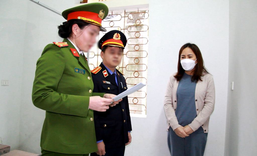 Cơ quan chức năng tiến hành tống đạt quyết định khởi tố, bắt tạm giam đối với bị can Đinh Thị Hòa về hành vi “đưa hối lộ”