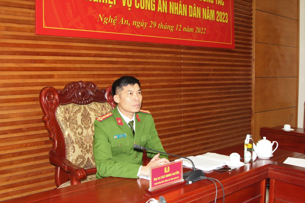 Đồng chí Đại tá Cao Minh Huyền, Phó Giám đốc Công an tỉnh chủ trì tại điểm cầu Công an Nghệ An