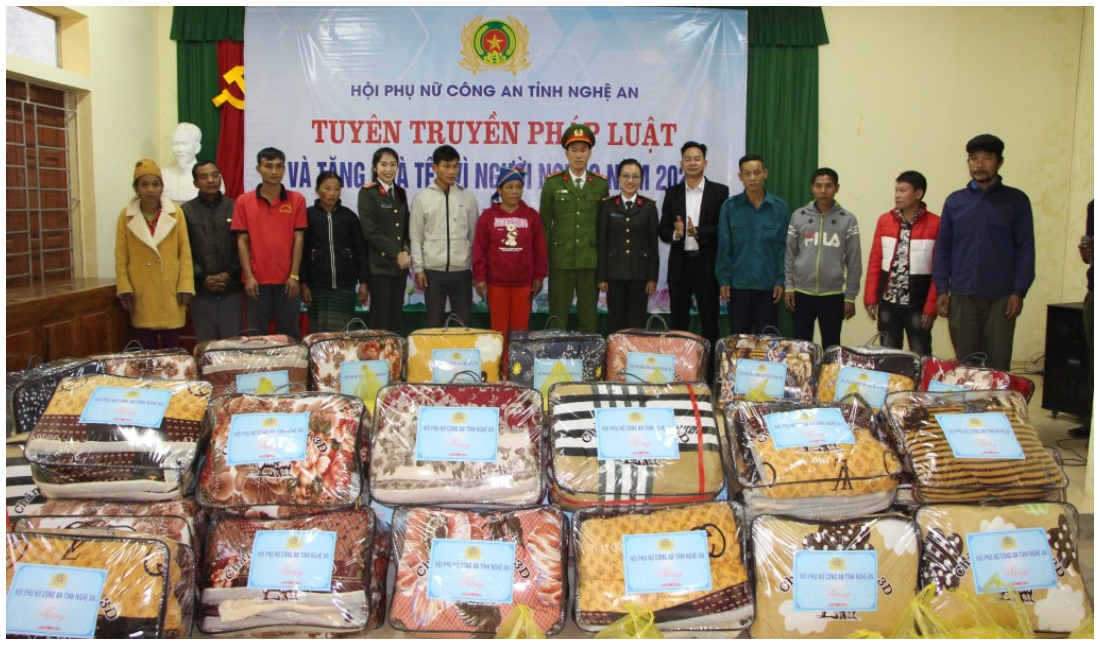 Trao yêu thương cho bà con vùng cao Nghệ An