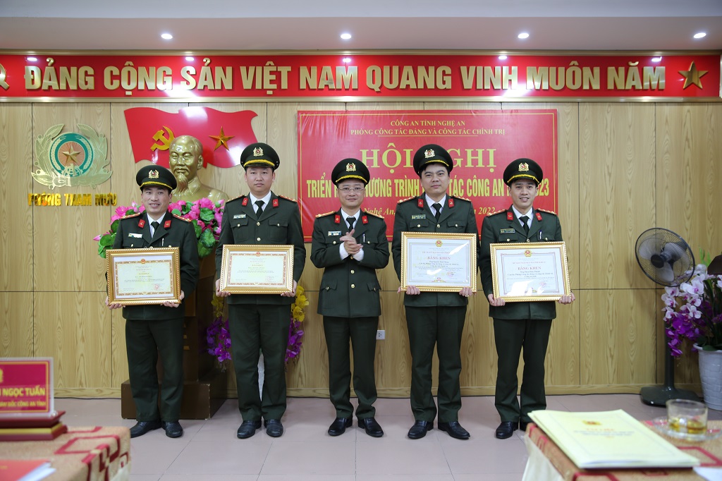 04 cá nhân xuất sắc nhận được bằng khen của Bộ trưởng Bộ Công an và Chủ tịch UBND tỉnh