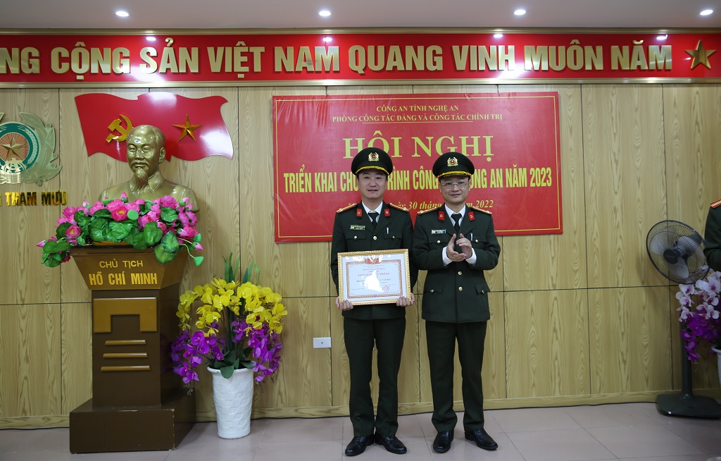 Đội Điều lệnh - Thể thao - Văn hóa phòng Công tác đảng và công tác chính trị được Giám đốc Công an tỉnh tặng danh hiệu Đơn vị quyết thắng