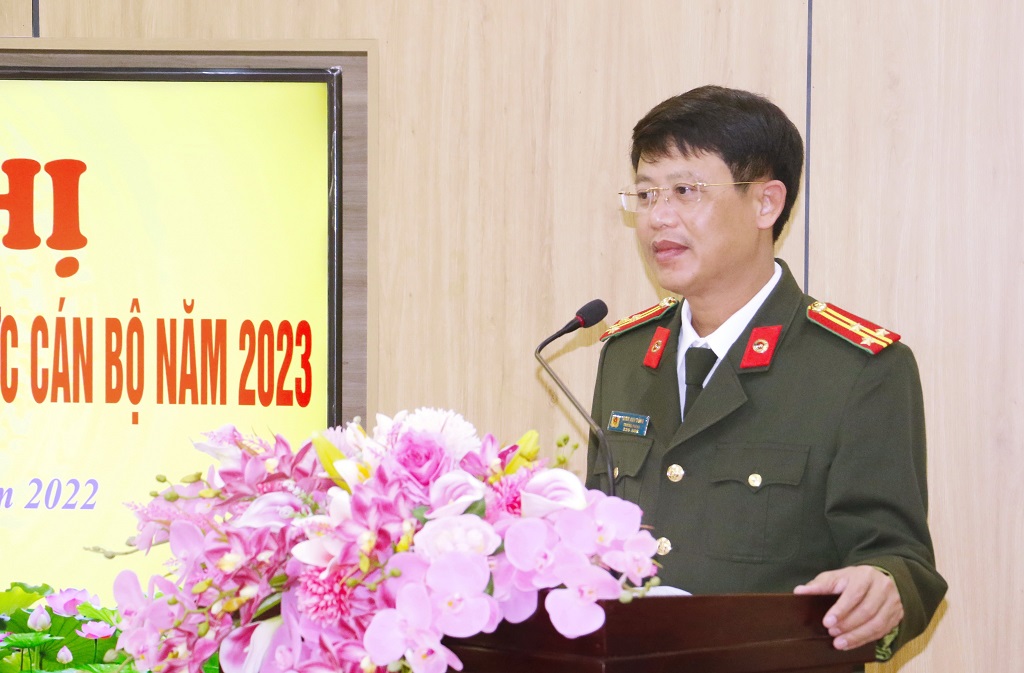 Đồng chí Thượng tá Đinh Anh Dũng, Trưởng Phòng Tổ chức cán bộ phát biểu tại Hội nghị