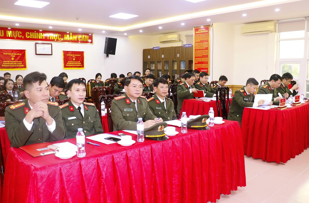 Các đại biểu và tập thể lãnh đạo, cán bộ, chiến sỹ trong đơn vị.
