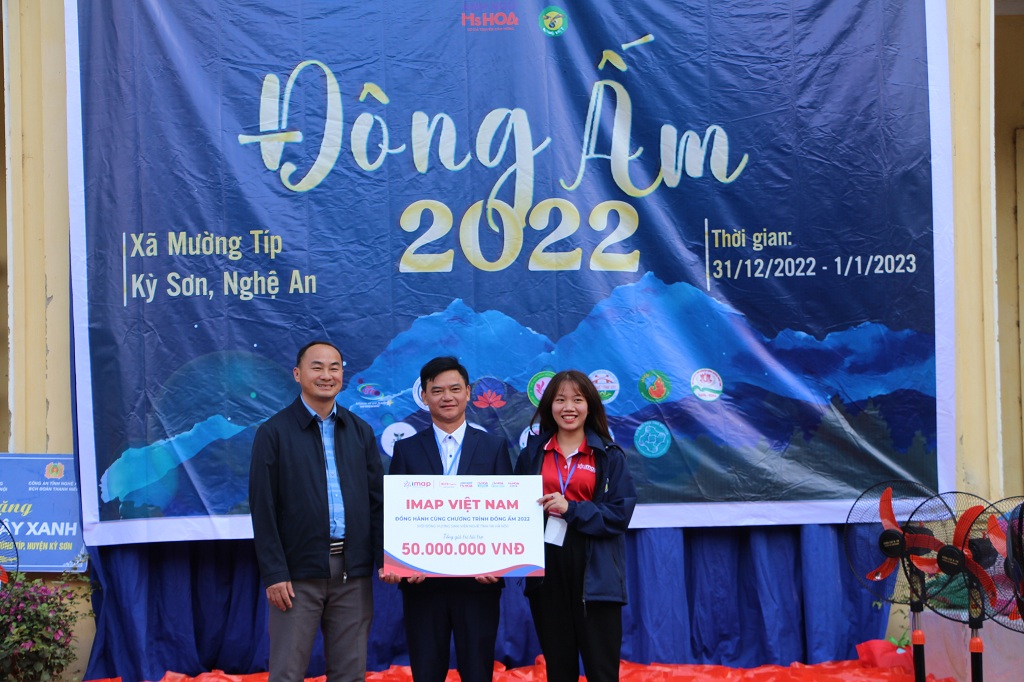 Đại diện Công ty cổ phần Giáo dục và đào tạo Imap Việt Nam trao 50 triệu tặng học sinh và bà con Nhân dân xã Mường Típ