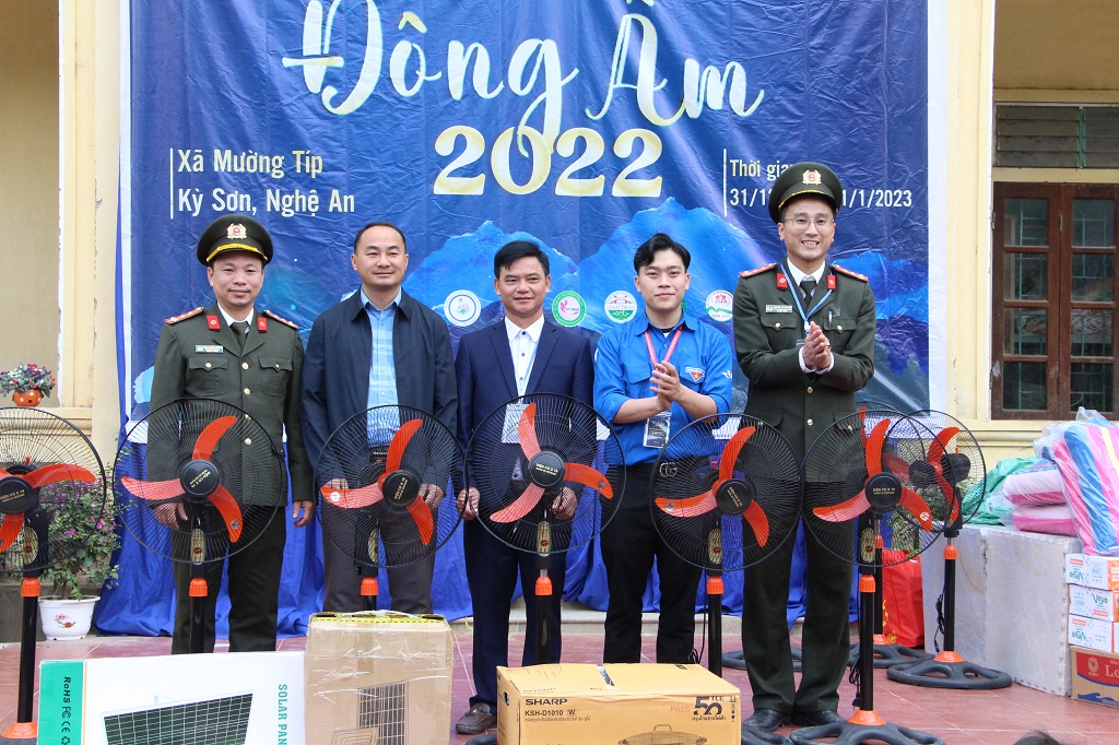 Dịp này Đoàn đã trao quà tặng nhà trường và UBND xã Mường Típ