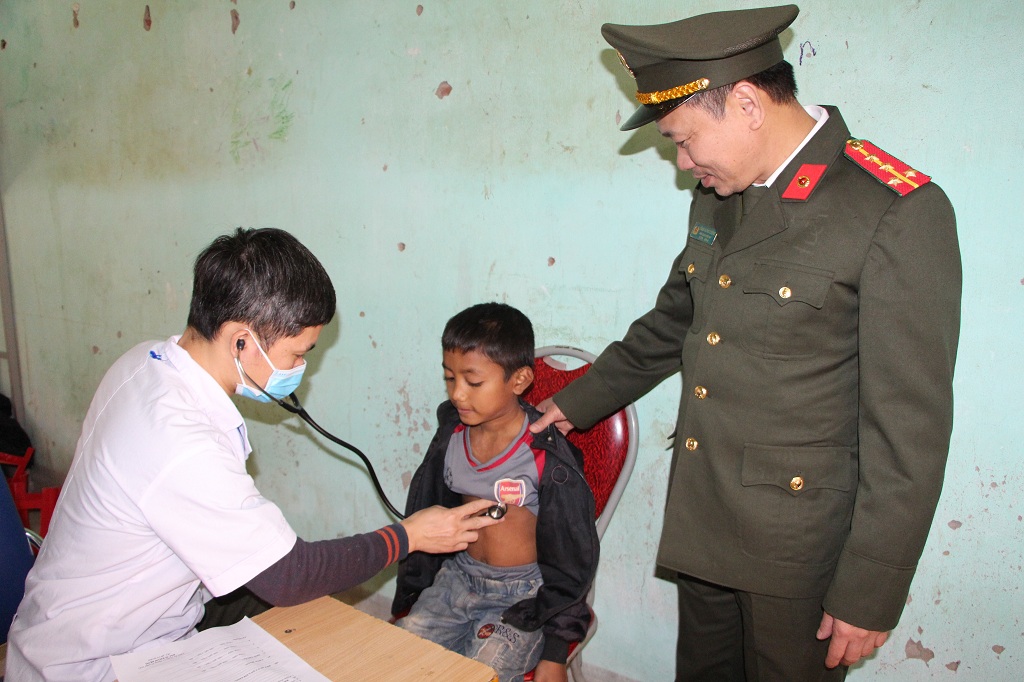 Thăm, khám cấp phát thuốc miễm phí cho người dân