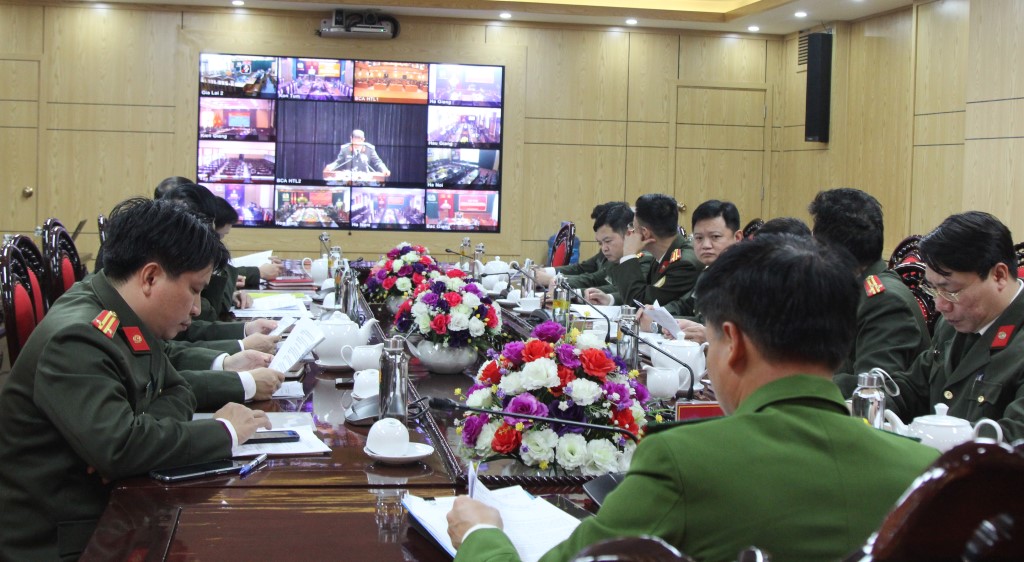 Hội nghị được tổ chức trực tuyến từ hội trường Bộ Công an đến 63 điểm cầu Công an các đơn vị, địa phương