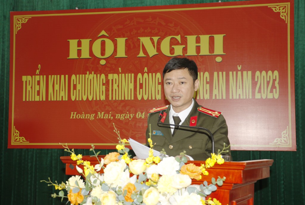 Đồng chí Thượng tá Trần Ngọc Tuấn, Phó Giám đốc Công an tỉnh dự và chỉ đạo Hội nghị