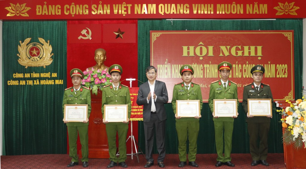 Nhiều lượt tập thể, cá nhân được khen thưởng