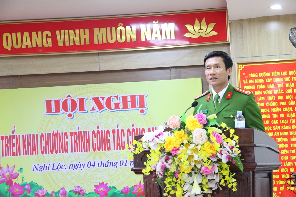 Đồng chí Trung tá Lê Đức Dũng - Trưởng Công an huyện Nghi Lộc phát biểu tại Hội nghị